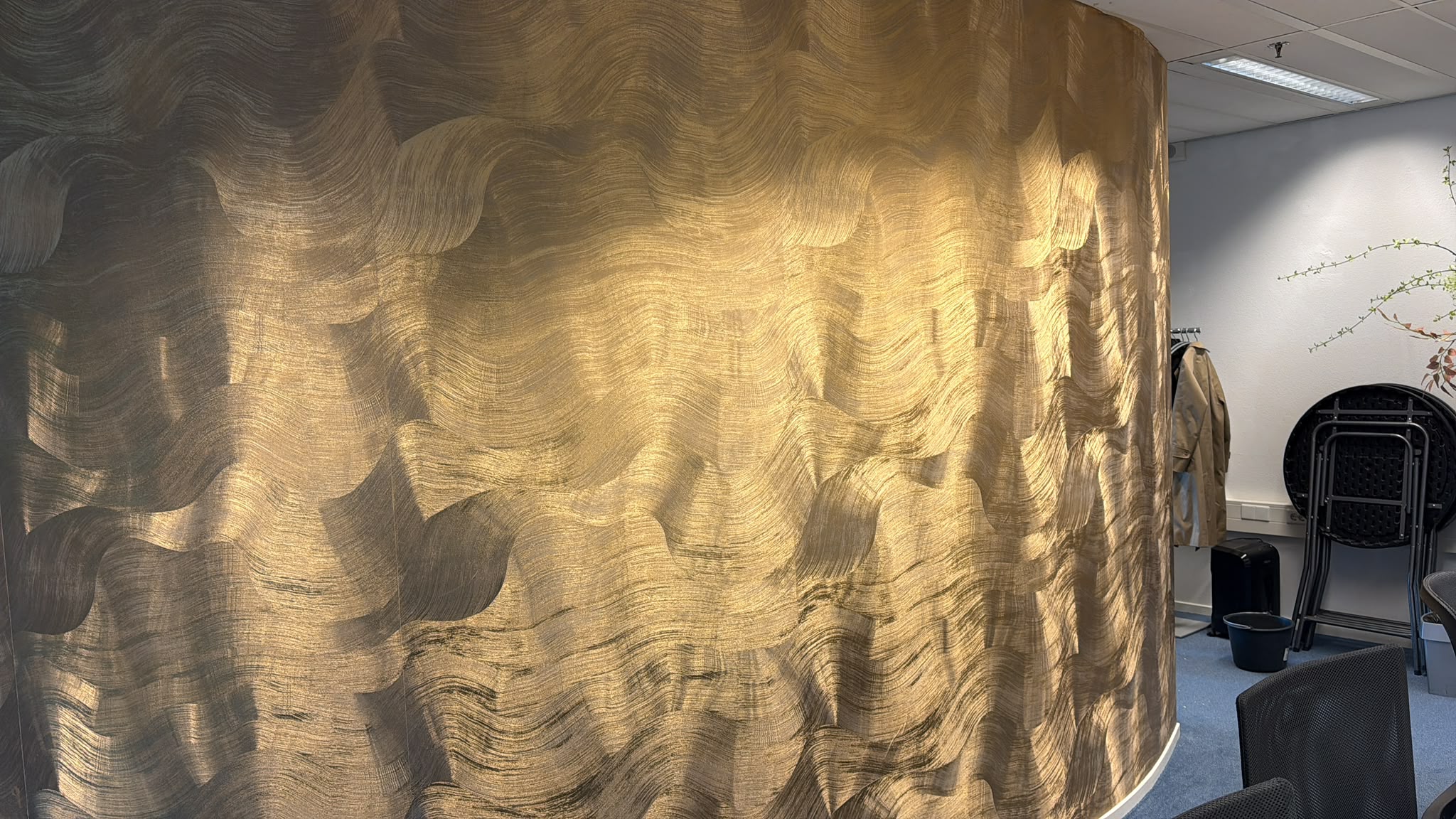 Wand met goudkleurig structuurbehang