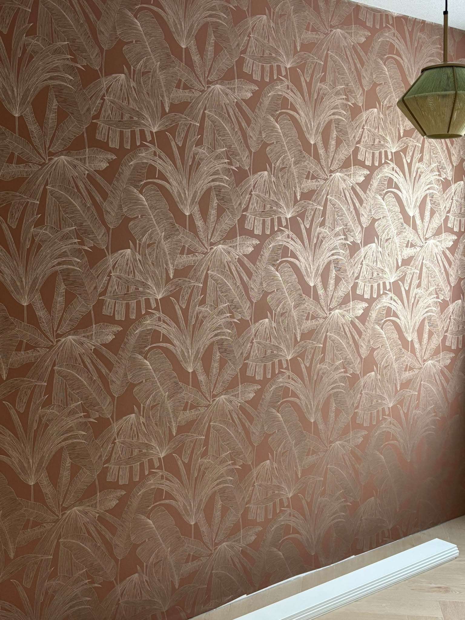 Roze behang met tropisch bladmotief