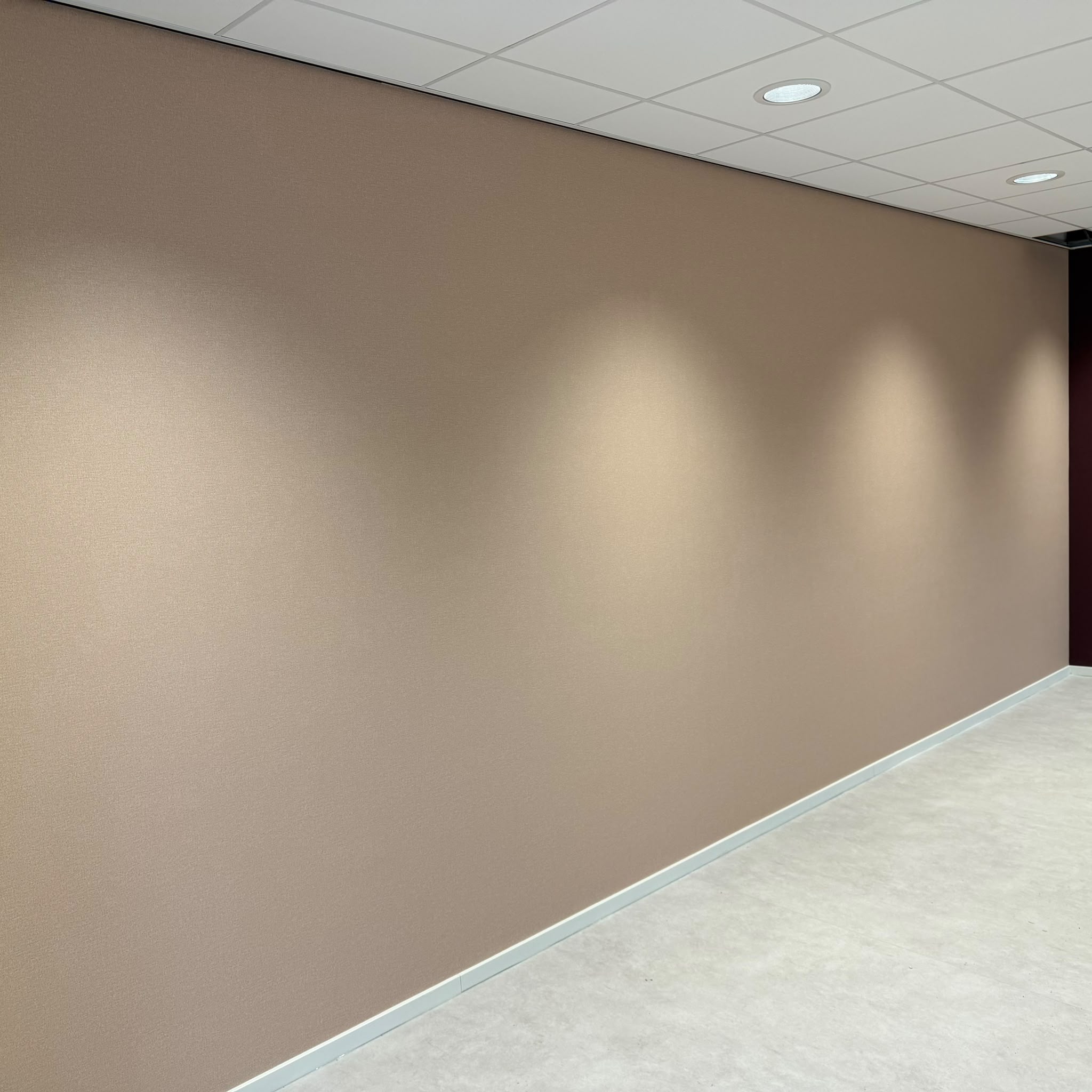 Subtiel lichtroze structuurbehang op een wand